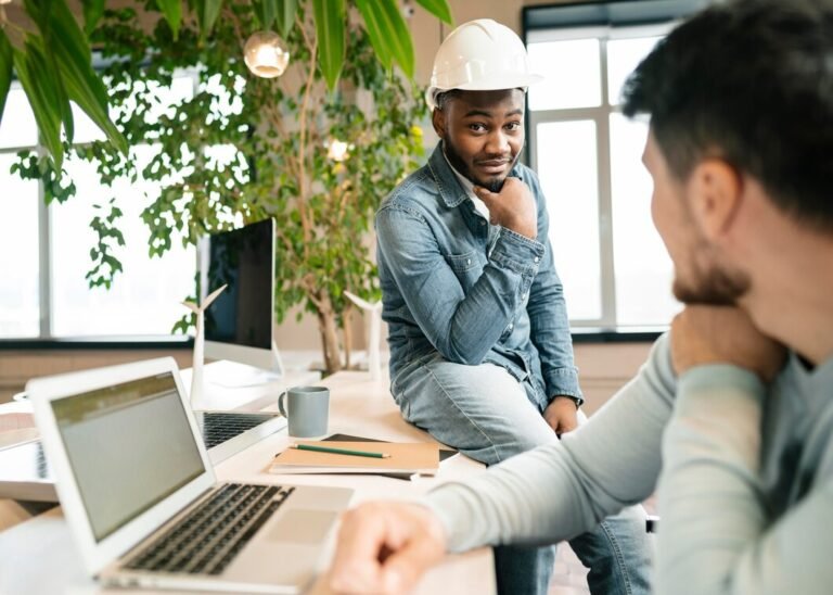 Comment une agence d’intérim gagne de l’argent en recrutant des intérimaires étrangers ?