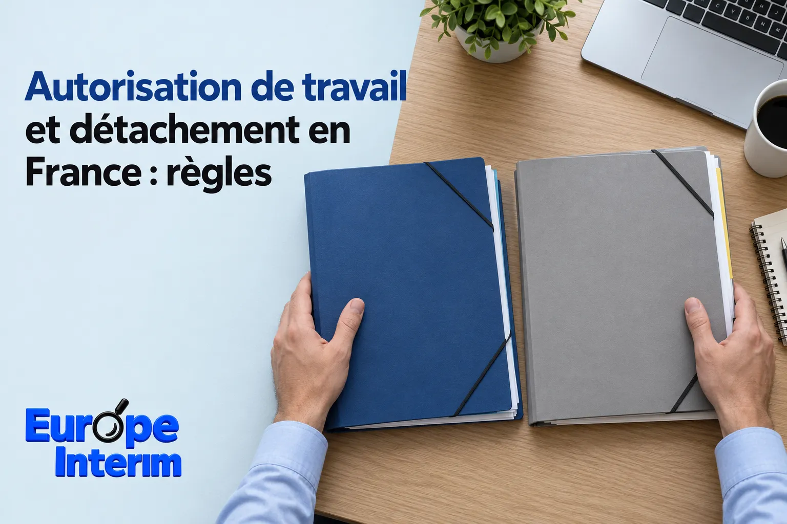 Deux carnets bleus et gris posés sur une table, vus d'en haut, accompagnés d'une main et d'un ordinateur et d'une plante.